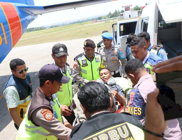 Wujud Kepedulian Pimpinan, Anggota Polres Sumba Timur Dipulangkan dengan Pesawat Polri