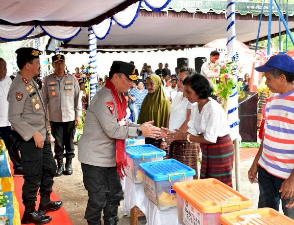 Wakapolri Bersama Perwakilan Akpol ’90 Dhira Brata Resmikan Sumur Bor dan Serahkan Bantuan untuk 2.983 Warga Pengungsi Lewotobi di Huntara II Konga