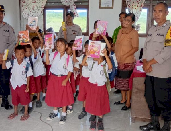 Polres Sumba Timur Sambangi SD Negeri Rapamanu, Salurkan Bantuan Alat Tulis