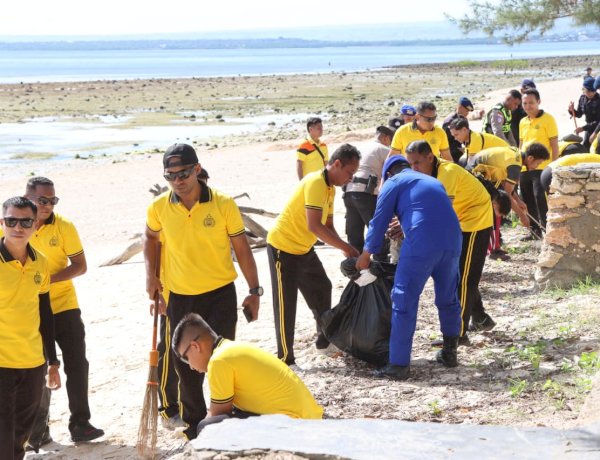Tindak Lanjut Instruksi Presiden, Polres Sumba Timur Bersama Personel Gabungan Gelar Aksi Bersih Pantai