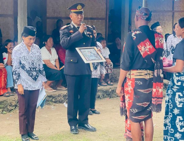 Kapolsek Pandawai Pimpin Upacara Pemakaman Kedinasan Guru SMPN I Pandawai