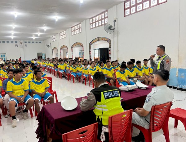 Satlantas Polres Sumba Timur Sosialisasikan Tertib Berlalu Lintas dan Aktifkan PKS di SMAK Andaluri