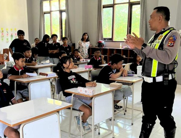 Satlantas Polres Sumba Timur Edukasi Tertib Berlalu Lintas kepada Siswa SD Charis National Academy Sumba