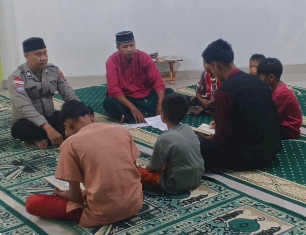 Kanit Binpolmas Polres Sumba Timur Berikan Ceramah Ramadhan di Masjid Khulafarosidin