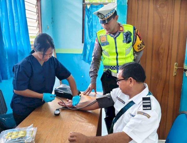 Satlantas Polres Sumba Timur dan Instansi Terkait Laksanakan Ramp Check Bus Damri  dan Cek Kesehatan Pengemudi Jelang Lebaran 2026