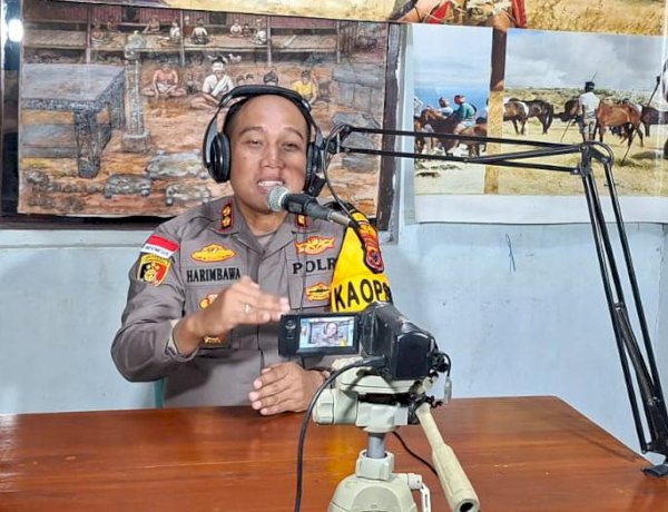 Lewat Talk Show Radio, Kapolres Sumba Timur Ajak Masyarakat Manfaatkan Layanan 110 dan WA Lapor Pamapta