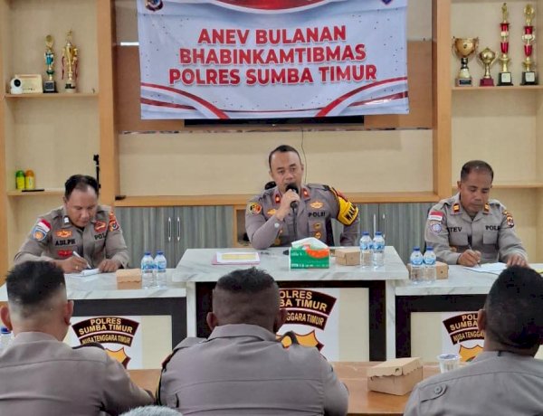 Wakapolres Sumba Timur Tekankan Disiplin dan Semangat Pelayanan dalam Anev Bhabinkamtibmas