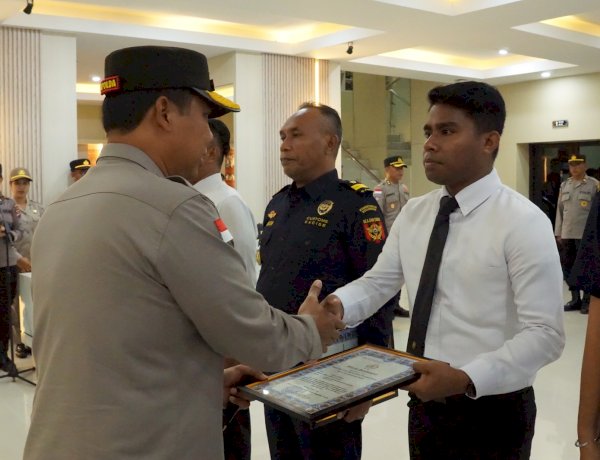 Berhasil Ungkap Kasus 11 Juta Rokok Ilegal di Perbatasan, Kapolda NTT Beri Penghargaan kepada Personel Polri dan Bea Cukai