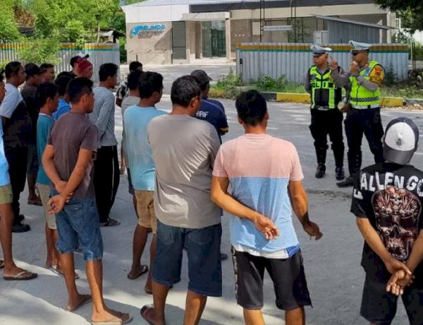 Satlantas Polres Sumba Timur Berikan Sosialisasi Kamseltibcarlantas kepada Sopir Truk Batu Bara di Pelabuhan Waingapu