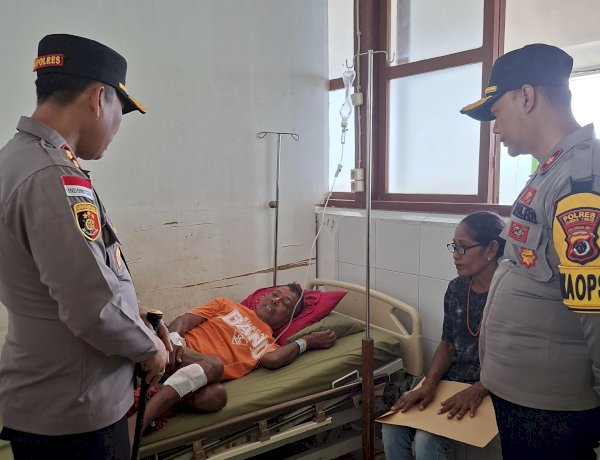 Kapolres Sumba Timur Hadir Menjenguk Korban Kecelakaan, Beri Dukungan Moril