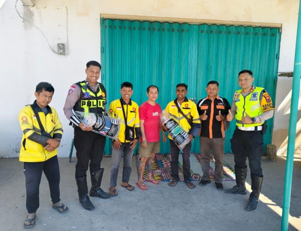 Satlantas Sumba Timur Beri Perhatian kepada Ojol Maxim dalam Program Polantas Menyapa