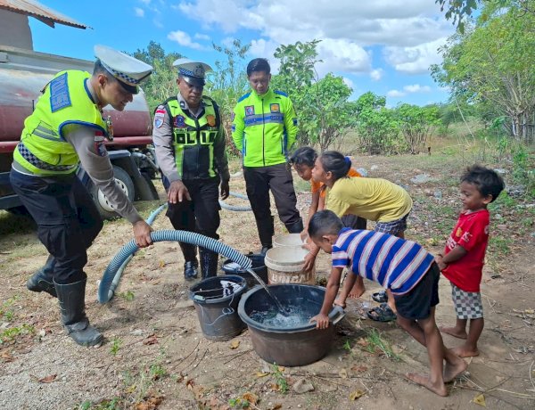 Sambut Hari Bhayangkara ke-80, Polres Sumba Timur Salurkan 10.000 Liter Air Bersih untuk Warga Padadita
