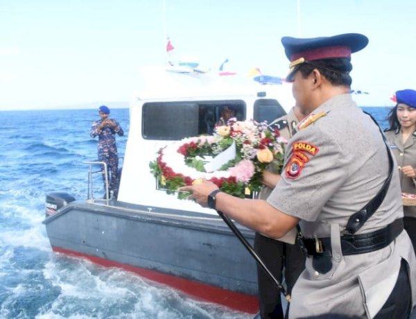 Peringati Hari Bhayangkara ke-80, Kapolda NTT Pimpin Upacara Tabur Bunga di Perairan Bolok Kupang