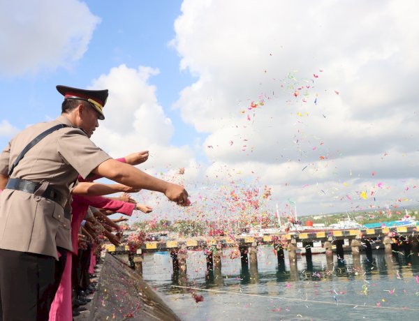 Sambut HUT Bhayangkara ke 80, Polres Sumba Timur Gelar Tabur Bunga di Dermaga Lama Waingapu, Wujud Penghormatan kepada Jasa Pahlawan