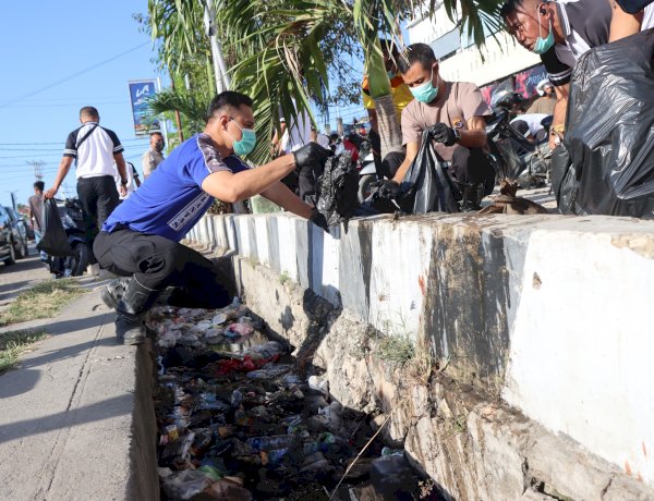 Sambut Hari Bhayangkara ke-80, Polres Sumba Timur Bersihkan Sampah di Pasar Inpres Matawai