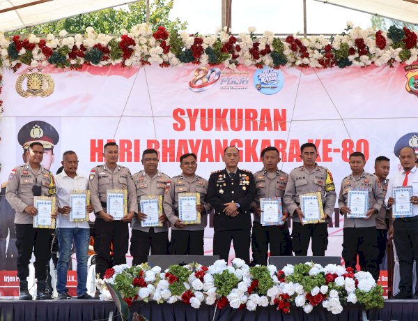 Syukuran Hari Bhayangkara ke-80, Polres Sumba Timur Berikan Penghargaan kepada Personel Berprestasi