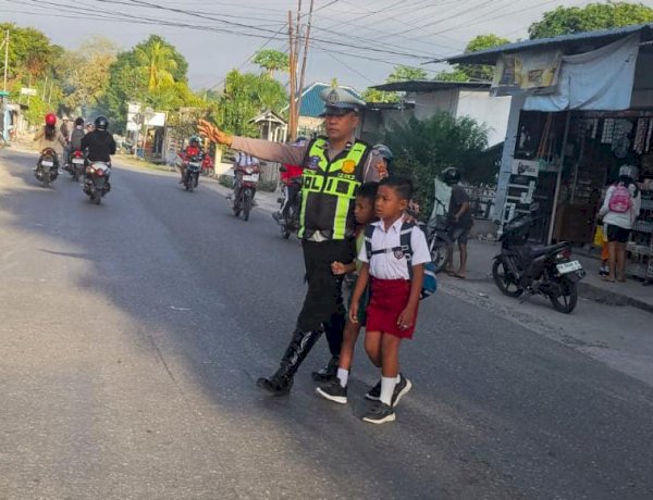 Pengaturan Lalu Lintas Pagi, Satlantas Polres Sumba Timur Pastikan Aktivitas Masyarakat di Waingapu Berjalan Aman dan Lancar