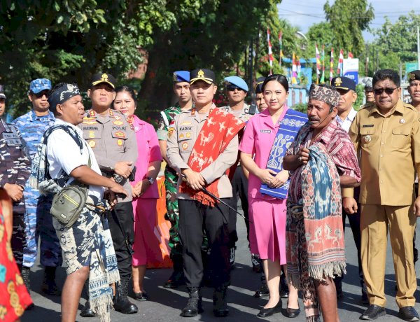 Tradisi Adat Panggarang Tau dan Gerbang Pora Sambut Kapolres Sumba Timur yang Baru