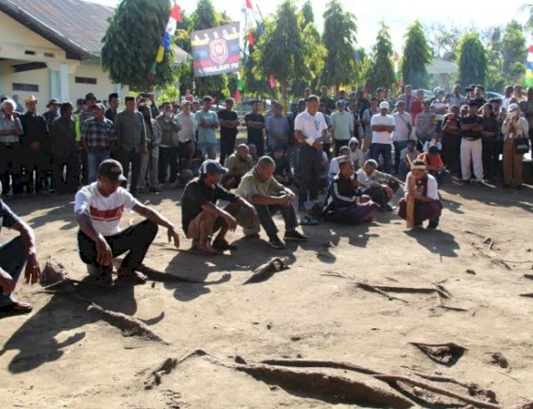 Ritual Bau Lolon Satukan Dua Kampung, Kapolda NTT Dorong Perdamaian Jadi Komitmen Bersama