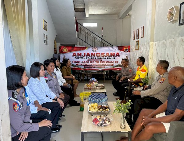 Jelang Hari Jadi Polwan ke-78, Polwan Polres Sumba Timur Anjangsana ke Personel yang Sakit