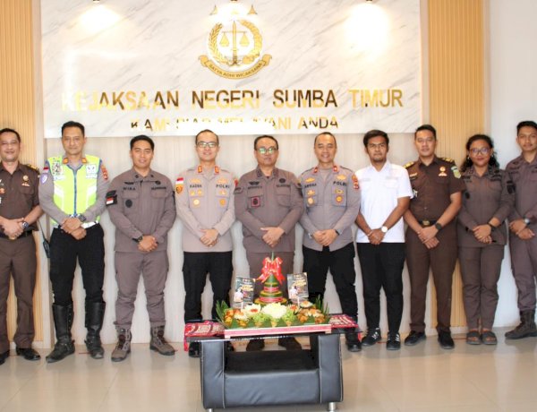Bangun Sinergi, Kapolres Sumba Timur Silaturahmi dan Sampaikan Ucapan Hari Lahir Kejaksaan ke-81