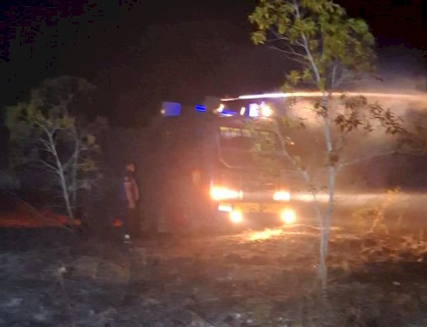 Dapat Informasi Warga, Polres Sumba Timur Kerahkan Water Cannon Padamkan Kebakaran Lahan di Laendeha