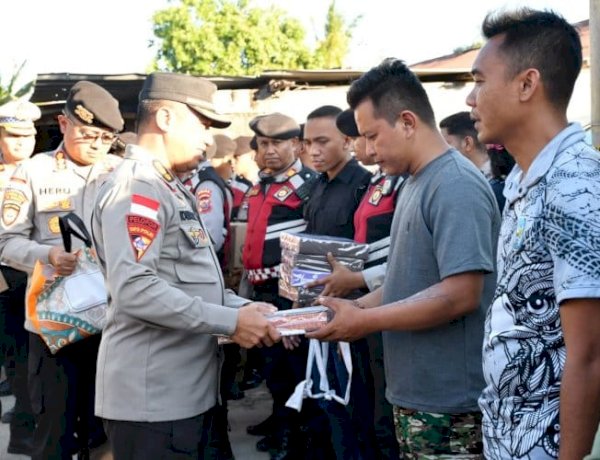 Polri Peduli, Kapolda NTT Salurkan Bantuan untuk 9 Keluarga TNI AD Terdampak Kebakaran Asrama Kuanino