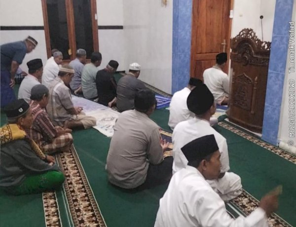Polres Sumba Timur Perkuat Kedekatan dengan Masyarakat melalui Sholat Subuh Keliling