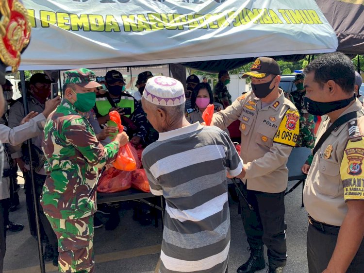 Dapur Umum TNI-Polri Kembali Hadir, Bagikan Ratusan Paket Sembako dan Nasi Kotak