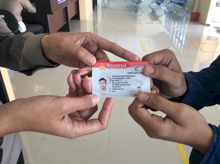 Lahir Tepat Hari Bhayangkara, 3 Orang Warga Sumba Timur Dapat SIM Gratis