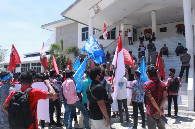 Polres Sumba Timur Amankan Aksi Damai Tolak Omnibus Law di Kantor DPRD