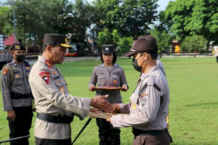 Kapolda NTT Irjen Pol Drs. Johni Asadoma, M.Hum berikan penghargaan kepada dua anggota Satpam.
