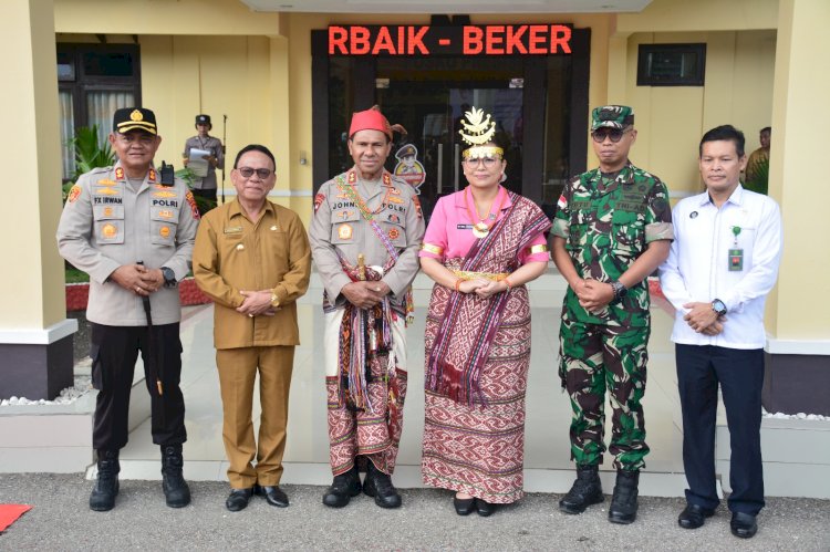 Kunjungan Kerja di Polres Kupang, Kapolda NTT dan Ketua Bhayangkari Daerah dikenakan Pakaian Adat Khas Amarasi.