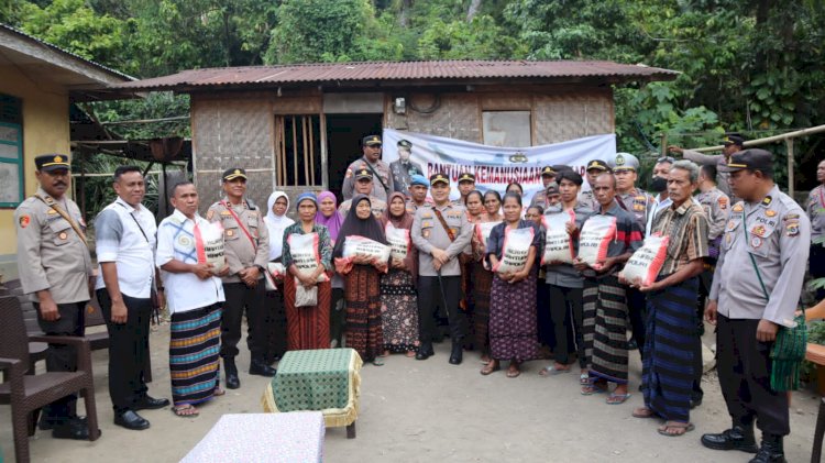 Polda NTT melalui Polres Sikka dan Ende Salurkan Bantuan Kemanusian dari Kapolri untuk Masyarakat