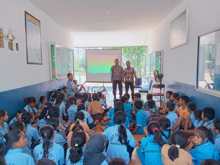 Hadir Di SMP N 1 Pahunga Lodu, Kapolsek Fajar Beri Sosialisasi Penting