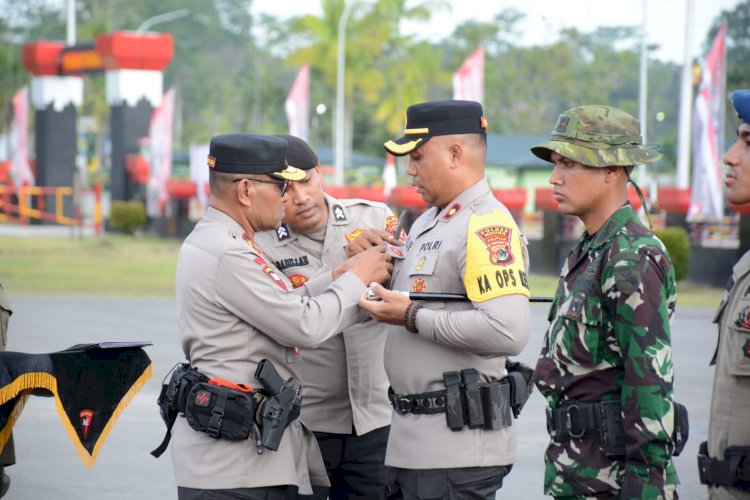 Kapolri Beri Penghargaan Pin Emas Kepada Prajurit TNI dan Anggota Polri yang tergabung dalam Satgas Operasi Damai Cartenz 2023