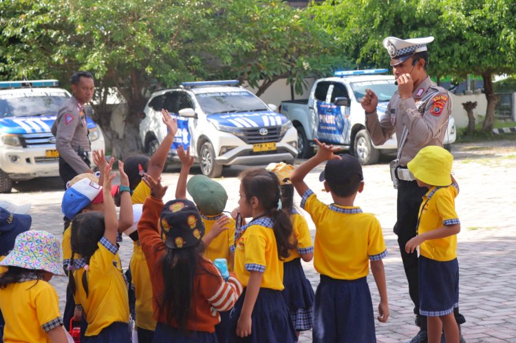 Terima Kunjungan TK Charis Nacional Academy Sumba, Sat. Lantas Polres Sumba Timur Tanamkan Displin Lalu Lintas Sejak Dini.