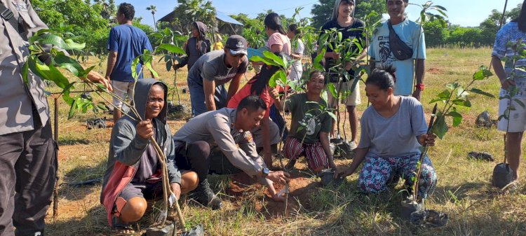 Ipda Rony Ikut Penanaman 1.000 Anakan Di Kebun Agrowisata Desa Patawang.