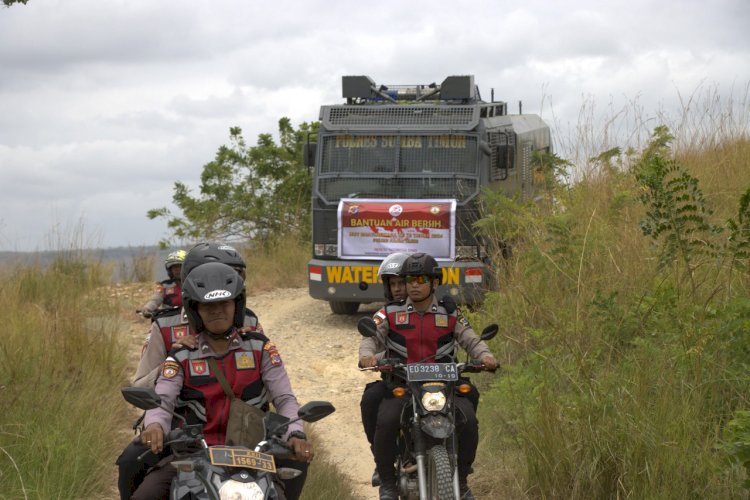 Gunakan Rantis AWC, Polres Sumba Timur Lakukan Pembagian Air Bersih Jelang HUT Bhayangkara Ke 78.