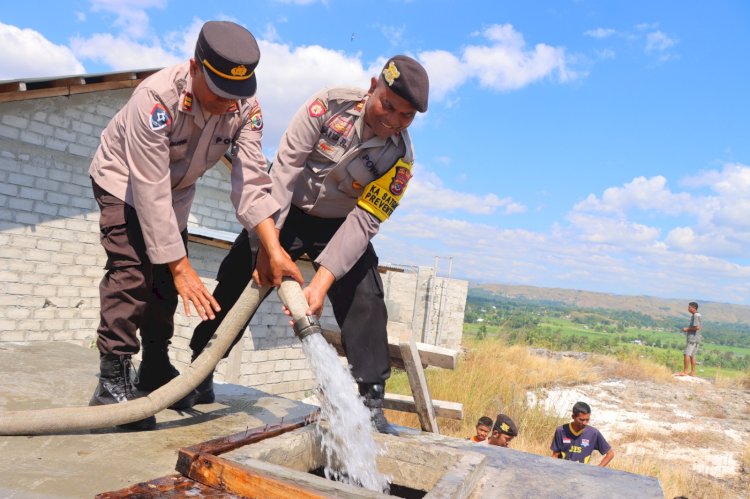 Polres Sumba Timur Turunkan Rantis AWC, Bagi Air Bersih Di Bukit Persaudaraan Jelang HUT Bhayangkara Ke 78.