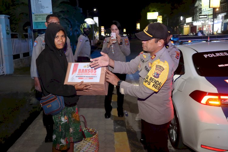 Turun Ke Jalan, AKP Bery Dan Tim Bagi Bansos Kepada Pedagang Jelang Hari Bhayangkara Ke 78.