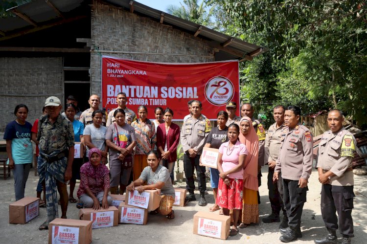 Gunakan Sepeda Motor, Kapolres Sumba Timur Pimpin Giat Bansos Di 2 Kecamatan.