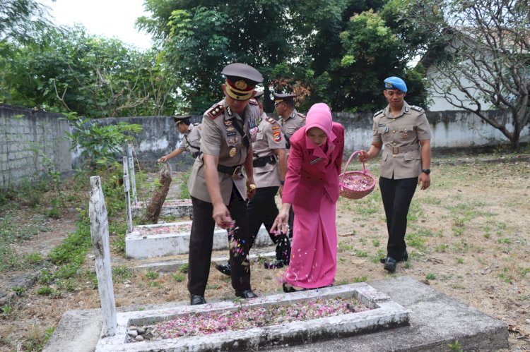 Jelang Hari Bhayangkara Ke 78, Polres Sumba Timur Lakukan Ziarah Dan Tabur Bunga.