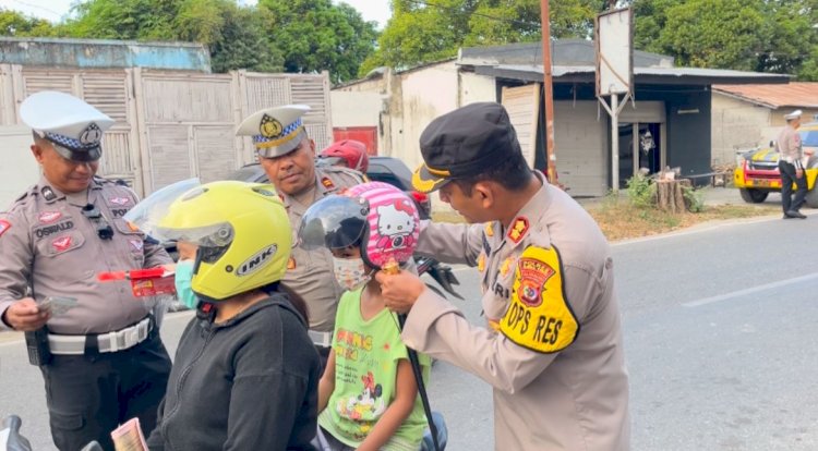 Jelang Hari Bhayangkara Ke 78, Polres Sumba Timur Lakukan Kegiatan Simpatik Di Jalan.