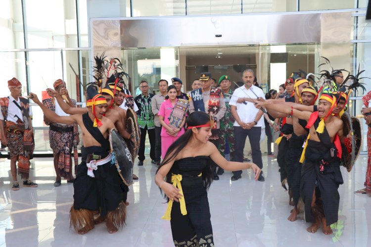 Sapaan Adat “Taunguli” Sambut AKBP E. Jacky T. Umbu Kaledi Tiba Di Sumba Timur.