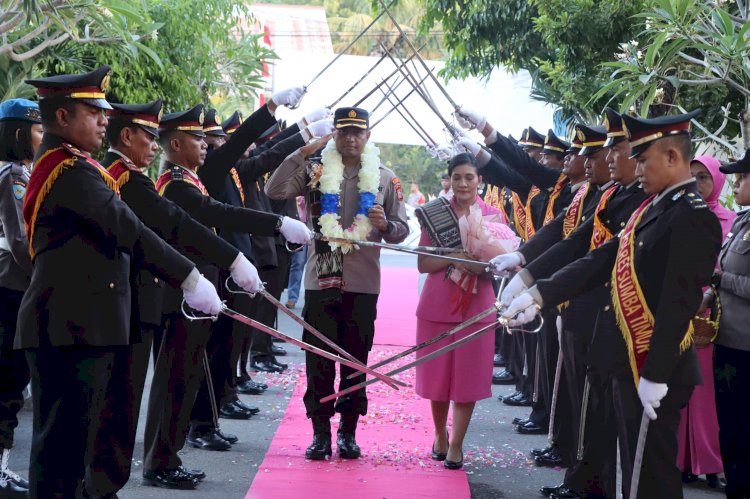 Tradisi Pedang Pora Sambut AKBP E. Jacky T. Umbu Kaledi Di Mako Polres Sumba Timur.