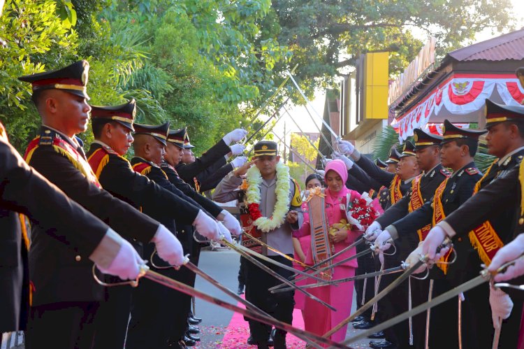 Pedang Pora Yang Terhunus Iring Pelepasan AKBP Fajar Dari Polres Sumba Timur.