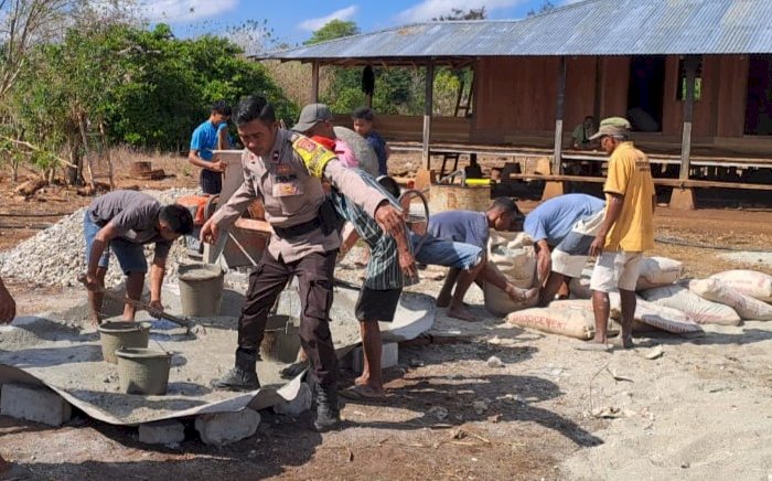 Lewat Gotong Royong, Bhabinkamtibmas Desa Hanggaroru Dekatkan Diri Dengan Masyarakat.