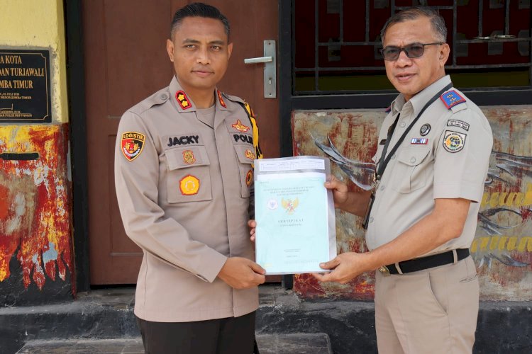 Kepala Kantor ATR BPN Sumba Timur Serahkan Sertifikat Tanah Aset Polri Di Polres Sumba Timur.