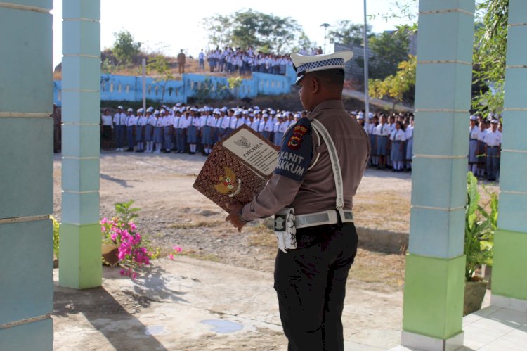 Jadi Irup Di SMA N. 1 Kambera, Ini Pesan Kanit Gakum Polres Sumba Timur.